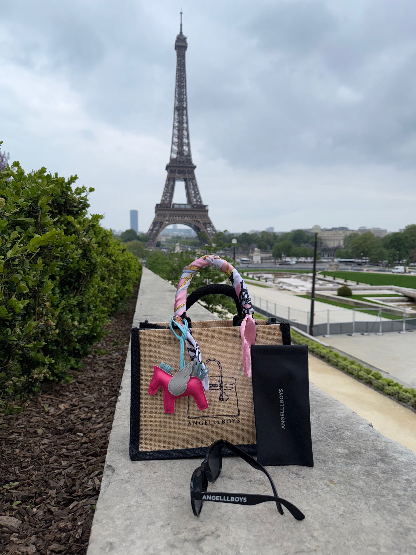 Pink Lady in Paris Bundle including Sunglasses (4pcs) in Black
